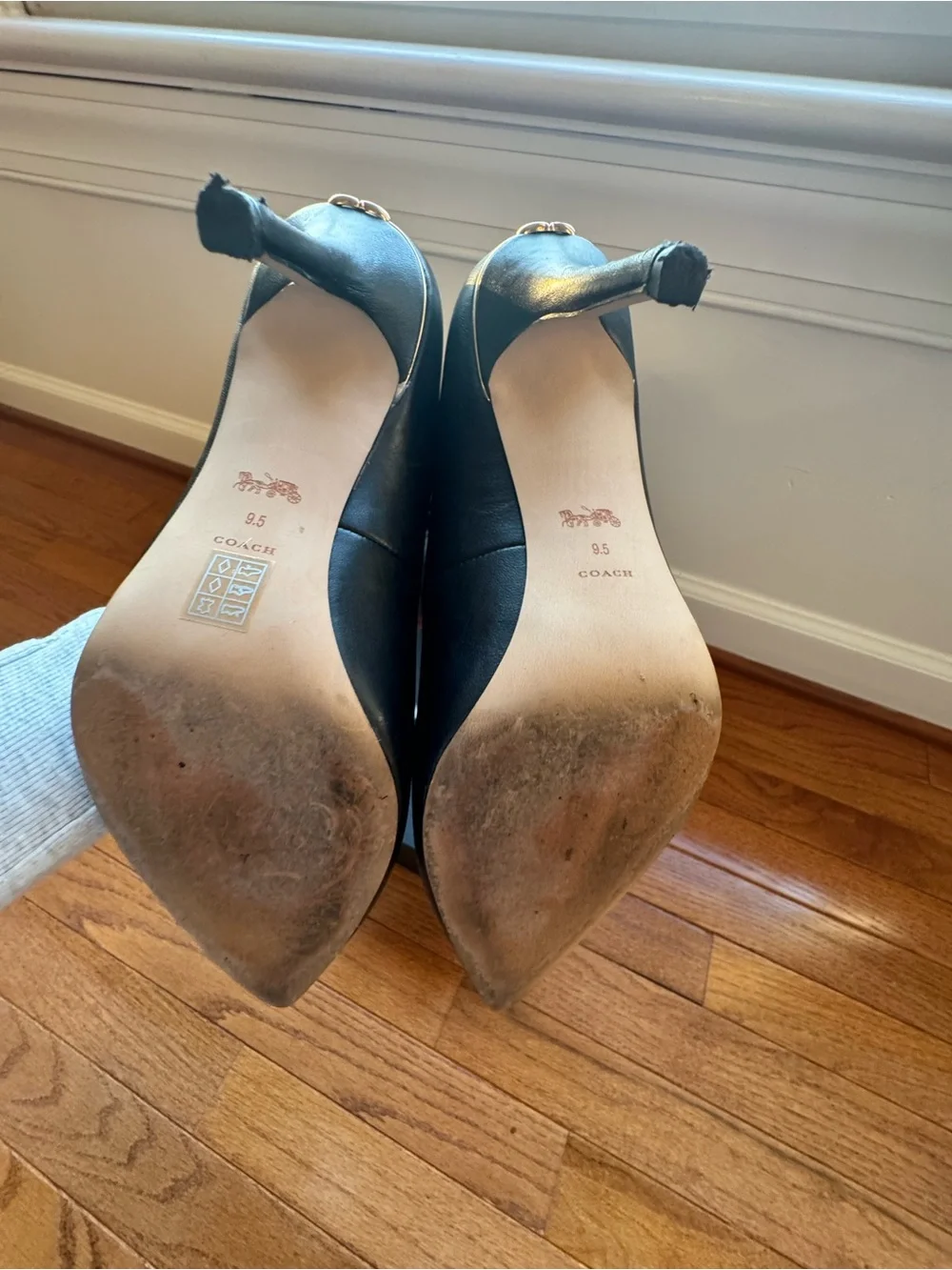 Coach Wiley Leather Pump Black Gold Hardware Heel Size 9.5 B Box Included